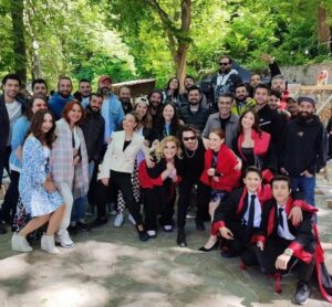 Alp Akar Instagram - Benim "Ali"ile olan yolculuğum burada  bitti...Bana bu güzel karekteri teslim eden, bana güvenen Yapımcım Fatih Aksoy Abime ,Yönetmenim @neslihanyesilyurt hocama, @merve_colak hocama , @medyapimresmi @kanald ,@mednovayapim @sadakatsizdizi @selen.sevigen ,#gülümsünözkök yapımcılarıma sonsuz teşekkür ederim...Şanslıyım demiştim, en büyük şansım @cansudere Ablam @canercindoruk Abim aynı sahneyi paylaşmak muhteşem bir duygu anlatılmaz yaşanır ...Üvey annesinin gülü @melisssezen :) Bu keyifli  yolculukta beraber olduğum tüm oyuncu büyüklerim, oyuncu arkadaşlarım iyiki sizinle olmuşum. Hepinize sonsuz teşekkür ederim.. Usta kalemiyle: @dilarapamuk @arzuyurtsevenn @kemalhmmcglu  @sadakatsizdizi senaristlerine sonsuz teşekkür ederim.. Gizli kahramanlar: Tüm ekip emeğine, yüreğine sağlık bu başarı onların! Biz sıcacık bir aile olduk... 60 Bölüm iki sezon bizi yanlız bırakmayan seyircimize teşekkür ederim.. Tabiki menajerim @actorsmanagement Teşekkürler .. 
Bu bir ayrılık  değil... Yeni projelerde buluşmak dileğiyle 👋🙏✨