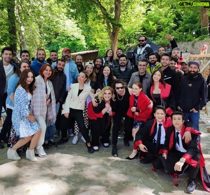 Alp Akar Instagram - Benim "Ali"ile olan yolculuğum burada bitti...Bana bu güzel karekteri teslim eden, bana güvenen Yapımcım Fatih Aksoy Abime ,Yönetmenim @neslihanyesilyurt hocama, @merve_colak hocama , @medyapimresmi @kanald ,@mednovayapim @sadakatsizdizi @selen.sevigen ,#gülümsünözkök yapımcılarıma sonsuz teşekkür ederim...Şanslıyım demiştim, en büyük şansım @cansudere Ablam @canercindoruk Abim aynı sahneyi paylaşmak muhteşem bir duygu anlatılmaz yaşanır ...Üvey annesinin gülü @melisssezen :) Bu keyifli yolculukta beraber olduğum tüm oyuncu büyüklerim, oyuncu arkadaşlarım iyiki sizinle olmuşum. Hepinize sonsuz teşekkür ederim.. Usta kalemiyle: @dilarapamuk @arzuyurtsevenn @kemalhmmcglu @sadakatsizdizi senaristlerine sonsuz teşekkür ederim.. Gizli kahramanlar: Tüm ekip emeğine, yüreğine sağlık bu başarı onların! Biz sıcacık bir aile olduk... 60 Bölüm iki sezon bizi yanlız bırakmayan seyircimize teşekkür ederim.. Tabiki menajerim @actorsmanagement Teşekkürler .. Bu bir ayrılık değil... Yeni projelerde buluşmak dileğiyle 👋🙏✨