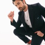 Alp Navruz Instagram – 3..2..1 📸

Fotoğraf: @emreyunusoglu_
Styling: @eylmyldzz
Makyaj: @aslibilgemua
Saç: @gorkemgurer
@ukiletisim