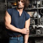 Alp Navruz Instagram - beMan ile çok keyifli bir çalışma yaptık, herkesin emeğine sağlık ✌🏻 Röportaj : @naymanbatimor Fotoğraf : @tameryilmaz1 Styling : @hknylcn Moda Editörü Asistanları : @firatgencdogan Makyaj : @sevankaaa Saç : @akinunalofficial Backstage : @sozmentor Dijital İçerik Direktörü : @tugceorcunus Dijital İçerik Editörü : @naymanbatimor @kezbanbelettt @yarennakturk