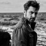 Alp Navruz Instagram - Kalp deniz, dil kıyıdır. Denizde ne varsa kıyıya o vurur.