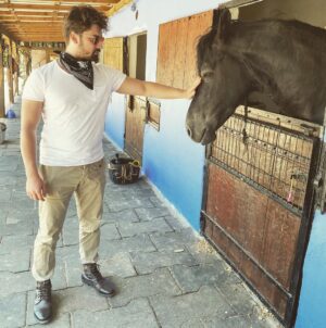 Alp Navruz Instagram - Eskisi kadar yakın olamayız.. #socialdistance
