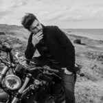 Alp Navruz Instagram - Nasıl bir his biliyor musun ? Oda çok geniş ama sığamıyorsun, bak kapı orda ama çıkamıyorsun, pencere açık ama nefes alamıyorsun.. #cemalsüreya
