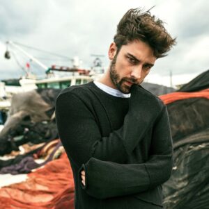 Alp Navruz Instagram - İnsanlar, insanların içerisinde, insana hasret yaşarlar.