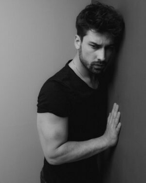 Alp Navruz Instagram - Gecenin en karanlık anı şafak sökmeden az öncedir.