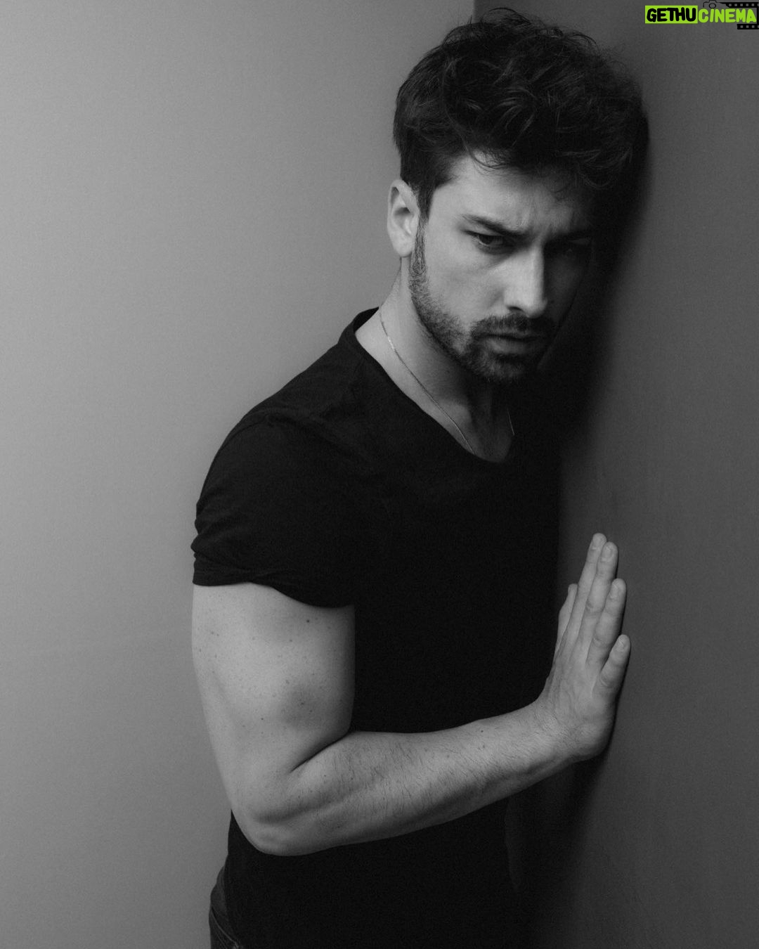 Alp Navruz - 367.1K Likes - Gecenin en karanlık anı şafak sökmeden az öncedir.