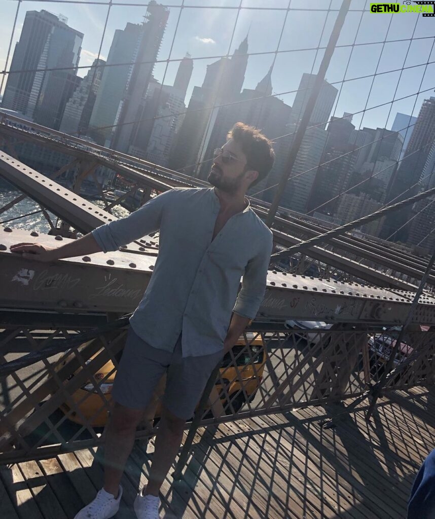 Alp Navruz Instagram - Güneş yaz aylarını özletmiştir. #tb Brooklyn Bridge