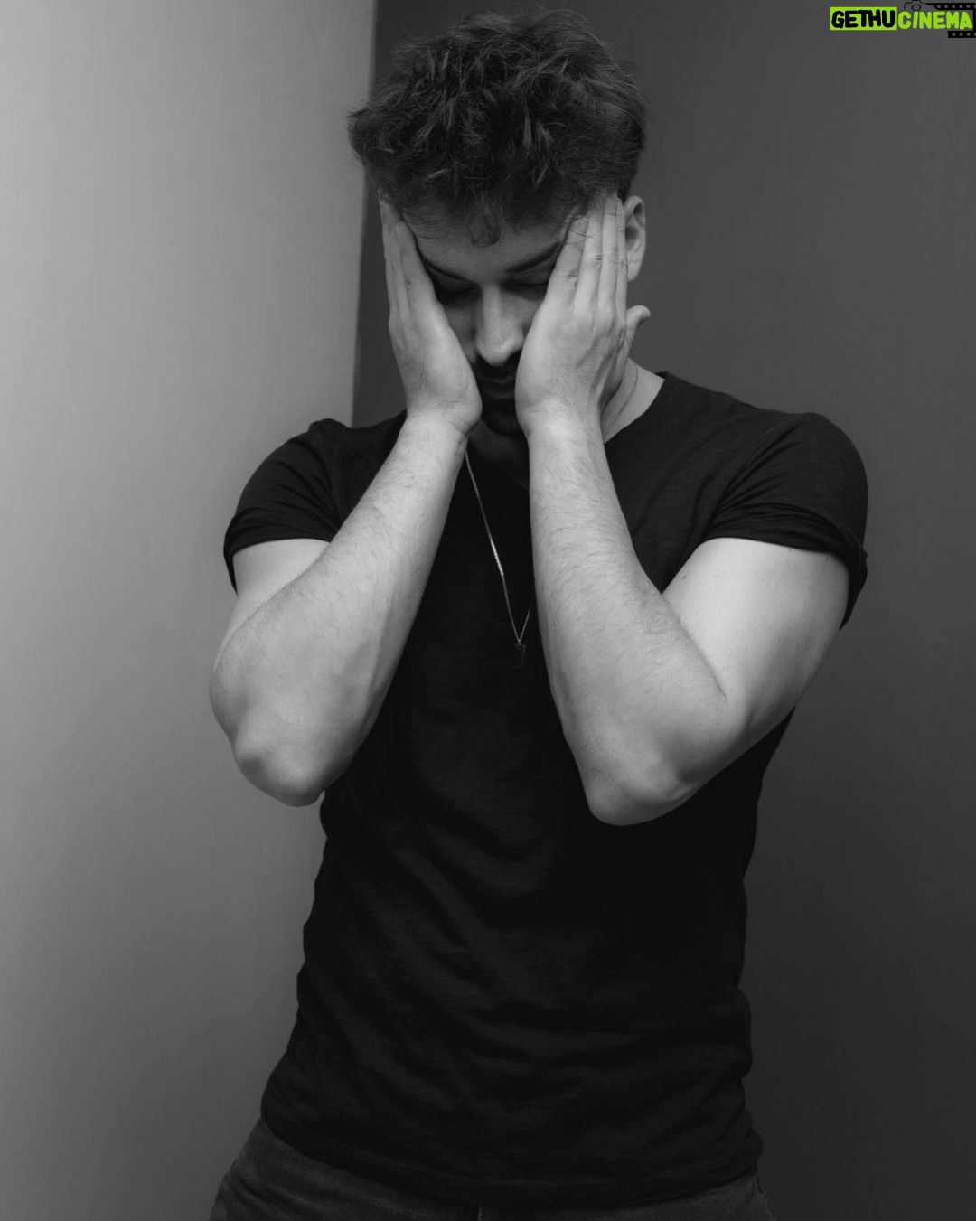 Alp Navruz - 367.1K Likes - Gecenin en karanlık anı şafak sökmeden az öncedir.