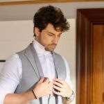 Alp Navruz Instagram - #CenkÇelen İçinde suçladığın bir çocukla kaçtın kendinden. Her kaçışında yine kendine yakalandın. Yumruklarında aradın çareyi ama hedefin şaştı ve sen hep kendine vurdun. Sonra aşka, sevgiye, merhamete dokundu kalbin ve sen omuzlarında yüklerle büyüdün, olgunlaştın. Beraber kazandık, beraber kaybettik ama en önemlisi beraber öğrendik, anladık. Seni de geçmişe gururla asıyorum, hoşçakal.