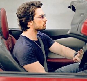 Alp Navruz Instagram - #CenkÇelen

İçinde suçladığın bir çocukla kaçtın kendinden. Her kaçışında yine kendine yakalandın. Yumruklarında aradın çareyi ama hedefin şaştı ve sen hep kendine vurdun. Sonra aşka, sevgiye, merhamete dokundu kalbin ve sen omuzlarında yüklerle büyüdün, olgunlaştın. Beraber kazandık, beraber kaybettik ama en önemlisi beraber öğrendik, anladık.
Seni de geçmişe gururla asıyorum, hoşçakal.