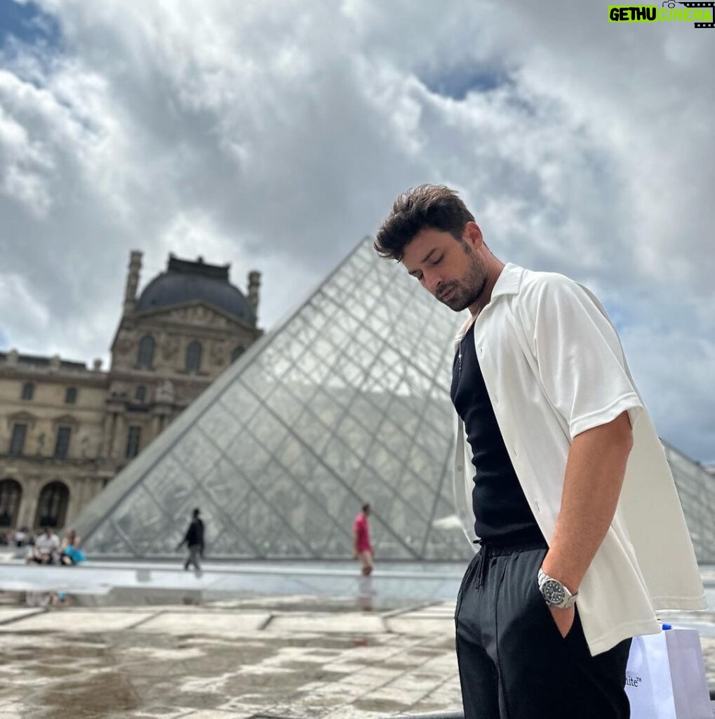 Alp Navruz Instagram - Mevsimsizlik 🌚 Museo del Louvre