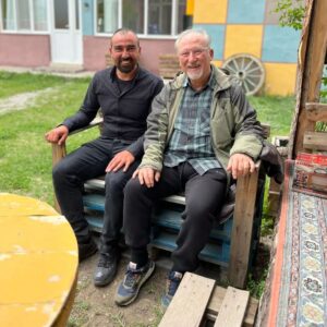 Altan Erkekli Instagram - "Şifa Niyetine" turnesinde Iğdır'da çaylarını içtik sohbet ettik. 
Sürü Ağrı dağında olduğundan göremedik. 😊