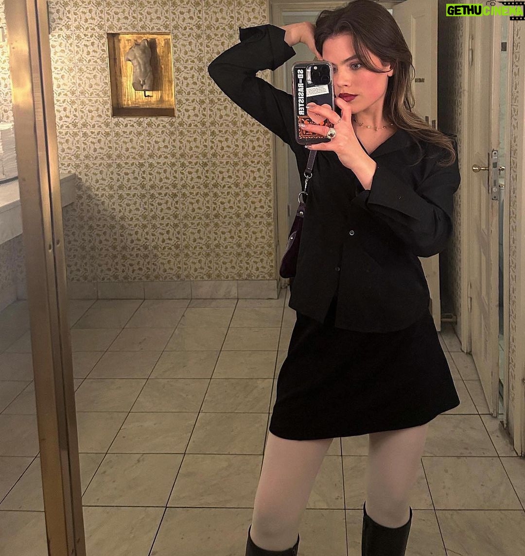Alva Bratt Instagram - ~~~början—- primavera’’’ kom ! 🧞♀️ Sankt Pauli, Hamburg, Germany