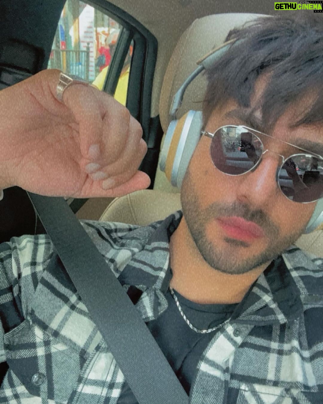 Aly Goni Instagram - Delete kar raha tha socha post kardu… đŸ˜‚ #photodump