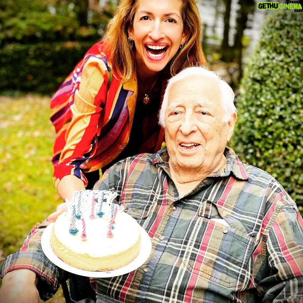 Alysia Reiner Instagram - Please join me in wishing Great Grandpa Arnold a happy 99 TH birthday today!!! 🎂🎉🥳 His advice for 99? 1000mg of Vitamin C & a Gin Martini daily.