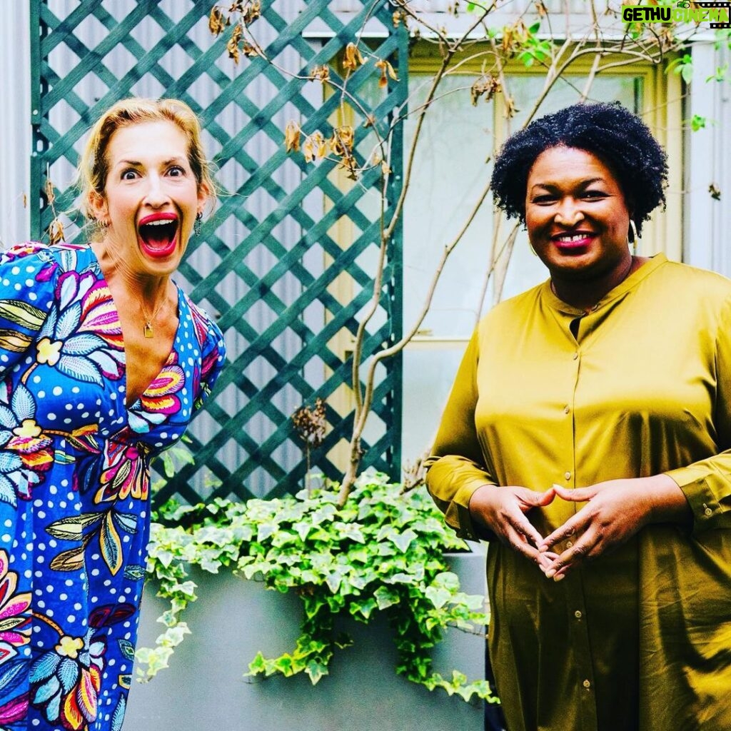 Alysia Reiner Instagram - See how joyful I am in this picture? That’s how I wanna feel tomorrow when @staceyabrams gets VOTED 🗳 to be the first Black female Governor of Georgia!! But that only happens when people vote. Make your calls, volunteer, help folks to polls, let’s all #gotv !!! I will use my right and privilege to vote in #nyc for the amazing @kathyhochulny ! I will be voting for abortion safety, bodily autonomy, gun safety, childrens safety & education, climate justice, & more freaking love in the world, WHAT ARE YOU VOTING FOR??? MAKE YOUR PLAN TODAY. https://staceyabrams.com/voting/ #staceyabrams #georgia #nyforhochul #kathyhochul #governor #nyc #vote Atlanta, Georgia