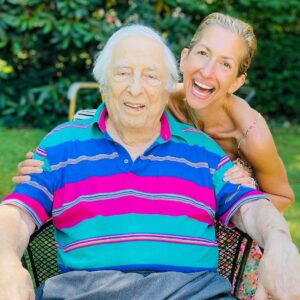 Alysia Reiner Instagram - Who needs a hug?
This is great grandpa Arnold. He is 98.
He misses my grandma. 
A lot.
We go visit him.
Cause he needs hugs. 
Who do you know who needs a hug today? 

#whoneedsahug🙋 

#hugs #gramps #familytime #sunday #nomakeup #nofilter #loveis #love #snuggleme #whoneedsahug 
#grief  #familydays #sundayfamilyday #sundayfamilydinner #sundaybest