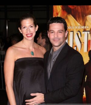 Alysia Reiner Instagram - How it started…How it’s going. 
She’s almost as tall as u now 
@davidalanbasche. You were an amazing dad even before Liv was ever born. It has been such an unexpected gift parenting with you, witnessing your growth & evolution as a dad. Falling in love with this other facet of your soul. Happy Father’s Day. 

Today also comes with some grief, as we became parents without our dads on this planet. I miss you daddy. 

To all the dads & all the kids & all the feels, my heart ❤️ is with you. 

#happyfathersday #fathersday2023 #fatherlessdaughters #fathers #thisis14 #howitstartedvshowitsgoing