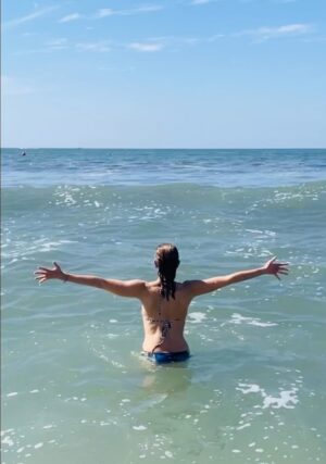 Alysia Reiner Instagram - Embrace it all. The good. The bad. Life. Death.  I am reading @anipemachodron new book “ HOW WE LIVE IS HOW WE DIE” & going deep with letting go… it’s all transient. It’s all groundless. LET GO. cultivate letting go now so death isn’t so scary. Play with it. @andreagibson is my other best teaching in this way. And of course, ocean will always be my favorite teacher. Thank you, thank you thank you Ocean, your sound, your smell, your taste, your feel, you heal me. You come, you go, the waves, the molecules, you never cease to amaze, teach, and AWE me. 

Thank you @grandvelasnay @velasresorts  for this truly unforgettable & extraordinary spot of refuge, joy, wonder & pleasure. #myvelasexperiece