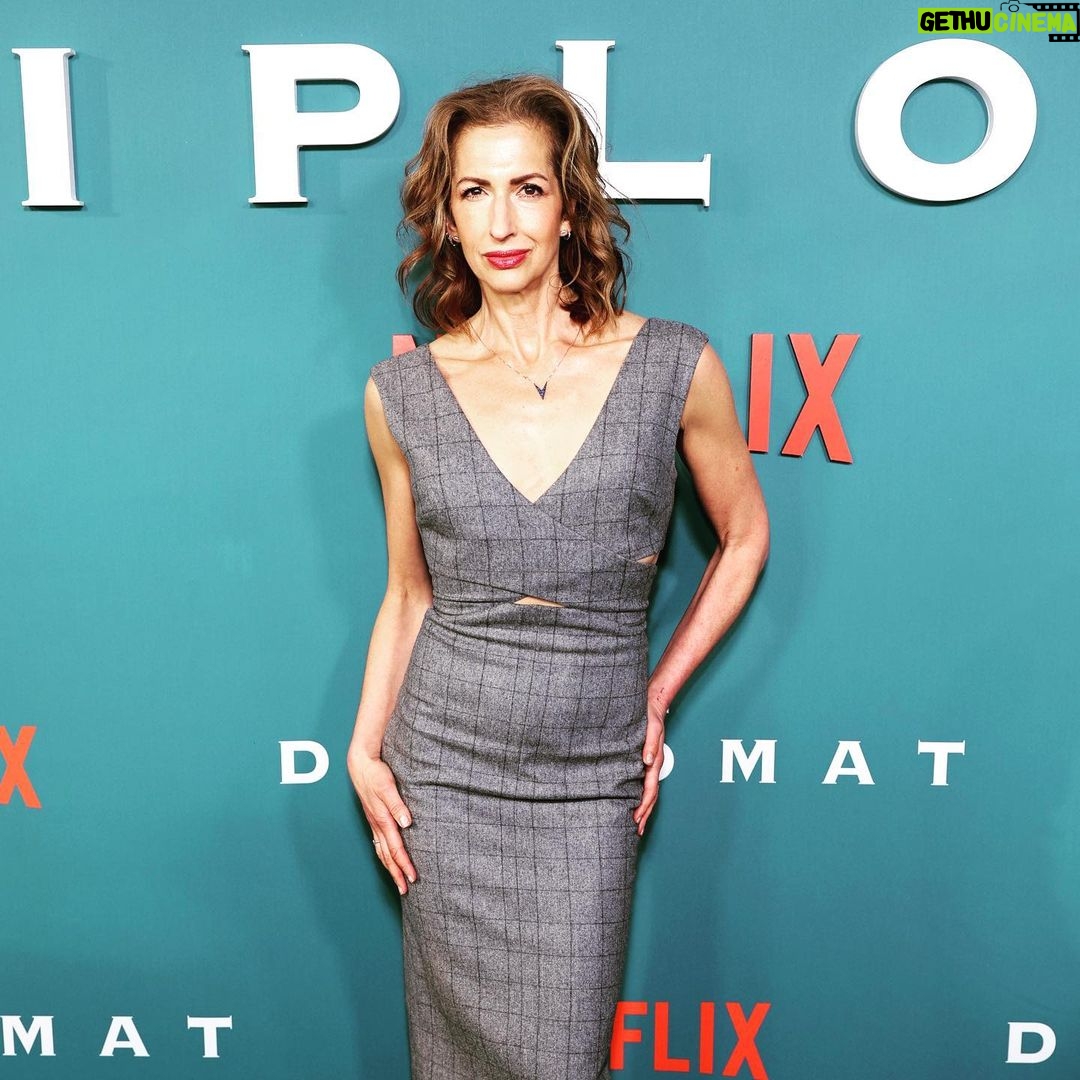 Alysia Reiner Instagram - This is my best friend Deb Cahn. She created a brilliant new streaming series called #thediplomat which is on @netflix as of today!! It’s smart and funny and insightful and all the actors are brilliant and the female team behind it equally so, and what are you waiting for?!? #watchitnow #femalefilmmakerfriday #femalefilmmaker #bestfriend #bestie #proudbestie #netflixfamily #netflixreunion The Paris Theater - New York