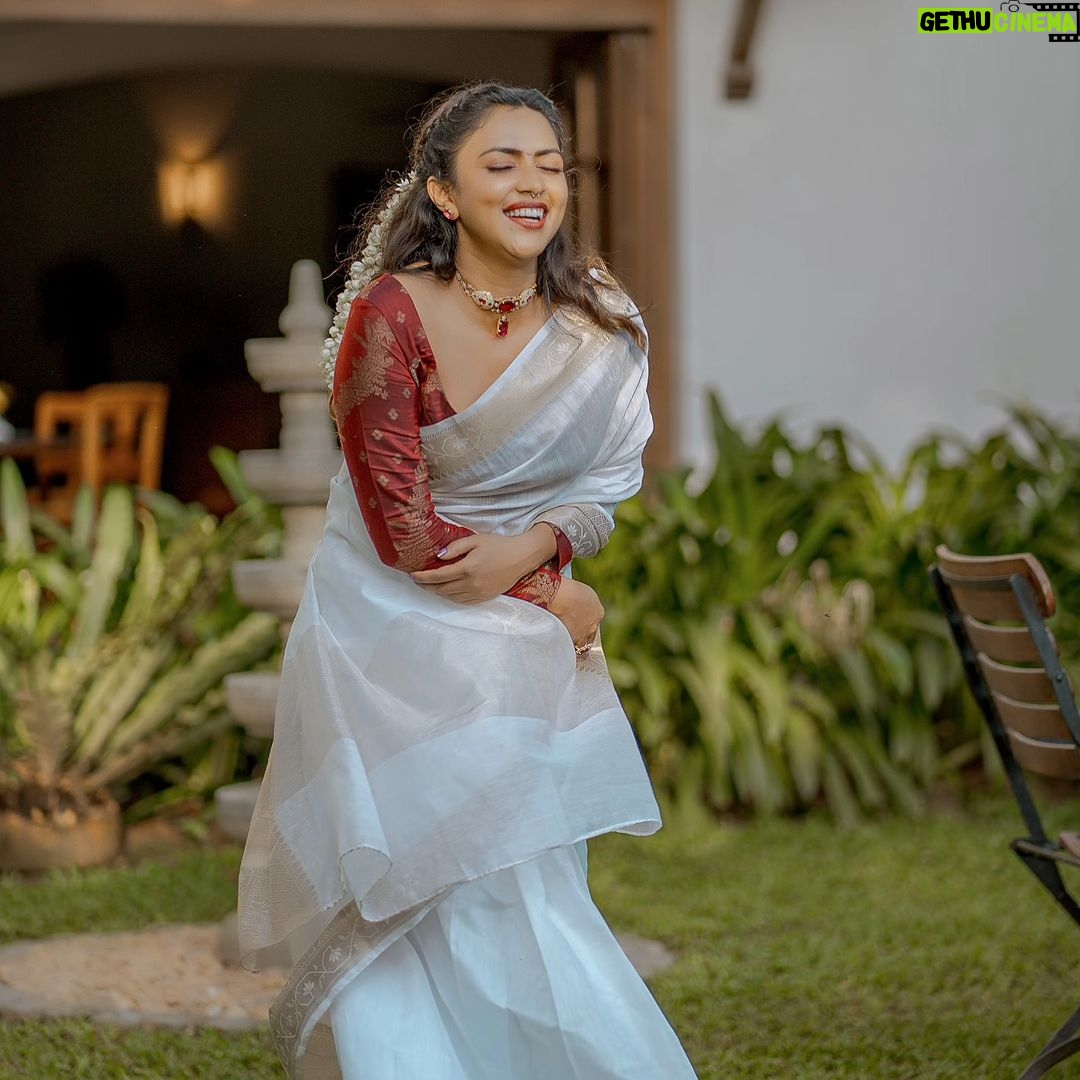 Amala Paul Instagram - "A Tapestry of Traditions unfolds: Onam's Graceful Embrace." Wishing you all a happy Onam🌼🌸 Camera @clickwithhitesh MUA @ashna_aash_ Outfit @cafefashion_by_remya_nair Jewellery @m.o.dsignature #onam #festivevibes #onamvibes #festiveClicks #instantmoments #onamcelebration #trending #onamsaree #kerala #onam2023 Old Harbour Hotel, Kochi, India