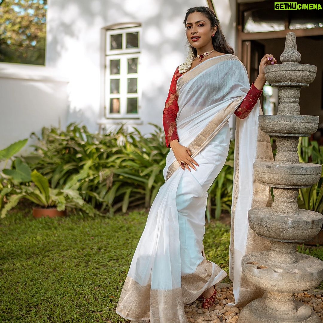 Amala Paul Instagram - "A Tapestry of Traditions unfolds: Onam's Graceful Embrace." Wishing you all a happy Onam🌼🌸 Camera @clickwithhitesh MUA @ashna_aash_ Outfit @cafefashion_by_remya_nair Jewellery @m.o.dsignature #onam #festivevibes #onamvibes #festiveClicks #instantmoments #onamcelebration #trending #onamsaree #kerala #onam2023 Old Harbour Hotel, Kochi, India