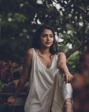 Amala Paul Instagram - Heaven helps those who help themselves. So do your best and let the higher power do the rest 💚🪬

#dream #believe #create #love #pray #repeat