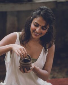 Amala Paul Instagram - Heaven helps those who help themselves. So do your best and let the higher power do the rest 💚🪬 #dream #believe #create #love #pray #repeat
