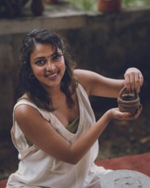 Amala Paul Instagram - Heaven helps those who help themselves. So do your best and let the higher power do the rest 💚🪬

#dream #believe #create #love #pray #repeat