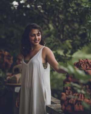 Amala Paul Instagram - Heaven helps those who help themselves. So do your best and let the higher power do the rest 💚🪬

#dream #believe #create #love #pray #repeat