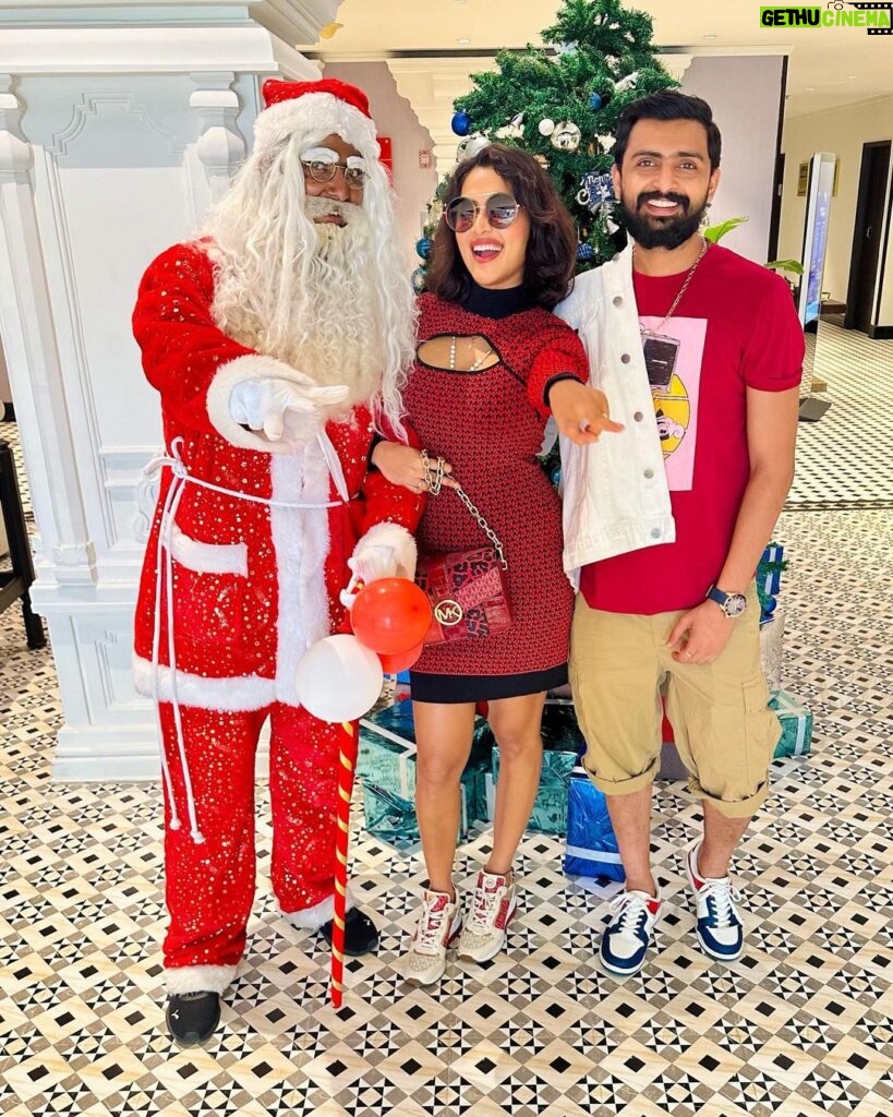 Amala Paul Instagram - Santa’s Squad 🎅🎄💓😎 #merrychristmas lovesss