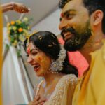 Amala Paul Instagram – Friends…Family…fun…
Sunny smiles and golden moments at our Haldi ceremony 💛💛💛

Film @magicmotionmedia 
Events @simevents.in 
MUA @the_color_pallete 
Outfit @t.and.msignature 
Mehendi @mehandi_by_dilna 

#candidhaldi #haldiceremony #turmerictradition #mehendi #goldenmoments #indianwedding