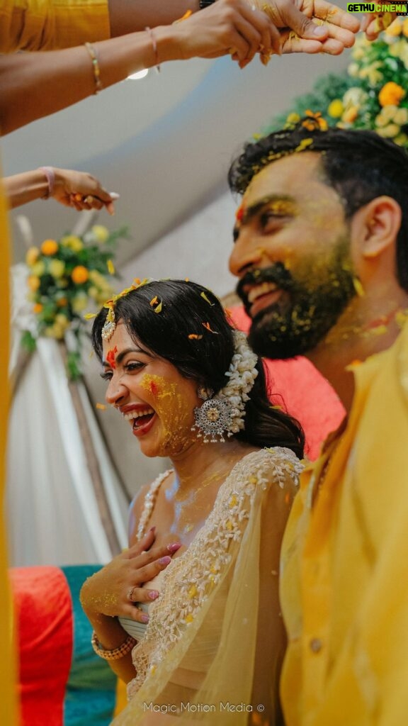 Amala Paul Instagram - Friends…Family…fun… Sunny smiles and golden moments at our Haldi ceremony 💛💛💛 Film @magicmotionmedia Events @simevents.in MUA @the_color_pallete Outfit @t.and.msignature Mehendi @mehandi_by_dilna #candidhaldi #haldiceremony #turmerictradition #mehendi #goldenmoments #indianwedding
