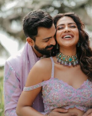 Amala Paul Instagram - In a Moment of Timeless Romance 💞✨🪬

#lovestory

Photography & films ~ @magicmotionmedia 
Outfit ~ @t.and.msignature 
Jewellery ~ @m.o.dsignature 
Hair ~ @akshatahonawar 
Makeup ~ @unnips 
Events ~ @simevents.in @4_seasonsevents
Bouquet ~ @florita_floral