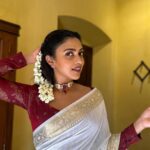 Amala Paul Instagram - When life hands you tanginess, turn into a rockstar! The wild transformation after devouring a Bilimbi fruit (irumban puli)- from sweet and traditional to fierce and untamed! 😋 #BTSFunTime #BTSVibes #Onam2023 #FunTimesOnSet #SareeSwag #SareeGlam #Rockstarvibe #rockstarlife #LiveLikeARockstar - #GoodVibesOnly #EnjoyingLife