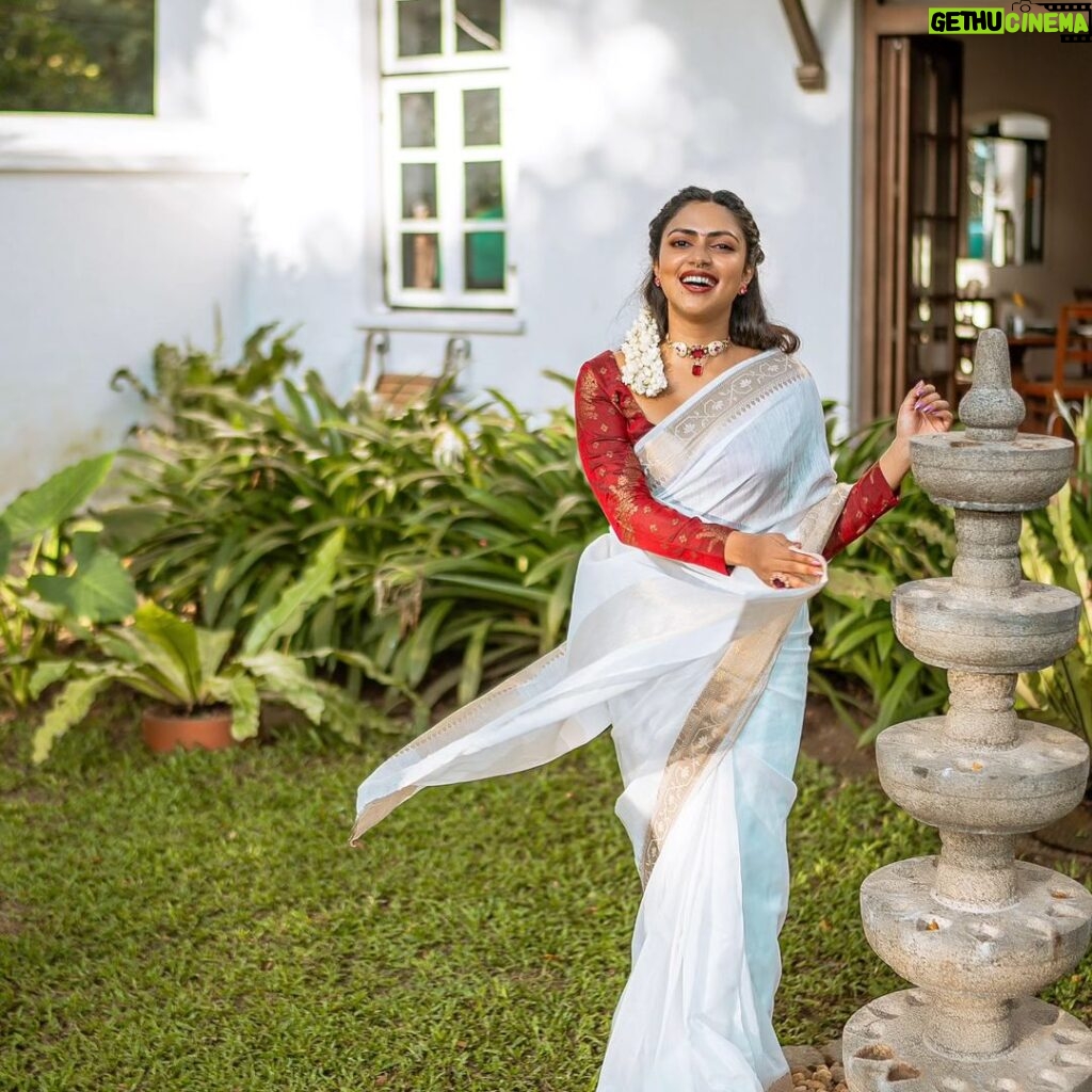 Amala Paul Instagram - "A Tapestry of Traditions unfolds: Onam's Graceful Embrace." Wishing you all a happy Onam🌼🌸 Camera @clickwithhitesh MUA @ashna_aash_ Outfit @cafefashion_by_remya_nair Jewellery @m.o.dsignature #onam #festivevibes #onamvibes #festiveClicks #instantmoments #onamcelebration #trending #onamsaree #kerala #onam2023 Old Harbour Hotel, Kochi, India
