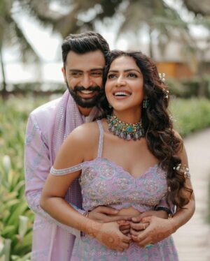 Amala Paul Instagram - In a Moment of Timeless Romance 💞✨🪬

#lovestory

Photography & films ~ @magicmotionmedia 
Outfit ~ @t.and.msignature 
Jewellery ~ @m.o.dsignature 
Hair ~ @akshatahonawar 
Makeup ~ @unnips 
Events ~ @simevents.in @4_seasonsevents
Bouquet ~ @florita_floral