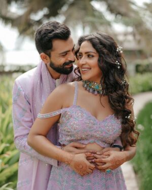 Amala Paul Instagram - In a Moment of Timeless Romance 💞✨🪬

#lovestory

Photography & films ~ @magicmotionmedia 
Outfit ~ @t.and.msignature 
Jewellery ~ @m.o.dsignature 
Hair ~ @akshatahonawar 
Makeup ~ @unnips 
Events ~ @simevents.in @4_seasonsevents
Bouquet ~ @florita_floral