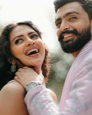 Amala Paul Instagram - In a Moment of Timeless Romance 💞✨🪬

#lovestory

Photography & films ~ @magicmotionmedia 
Outfit ~ @t.and.msignature 
Jewellery ~ @m.o.dsignature 
Hair ~ @akshatahonawar 
Makeup ~ @unnips 
Events ~ @simevents.in @4_seasonsevents
Bouquet ~ @florita_floral