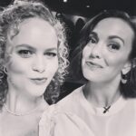 Amanda Jane Cooper Instagram - Behind the scenes of our “Popular” video shoot. 💁🏼‍♀️ Thank you @wicked_musical and @elleusa for debuting it TODAY! Honored to create with these incredible women. A pinch-me experience! #20thAnniversary Arranged by @backeys Makeup by @rachels_mane__flow Hair by @steve_schepis Directed by @david___holmes New York, New York