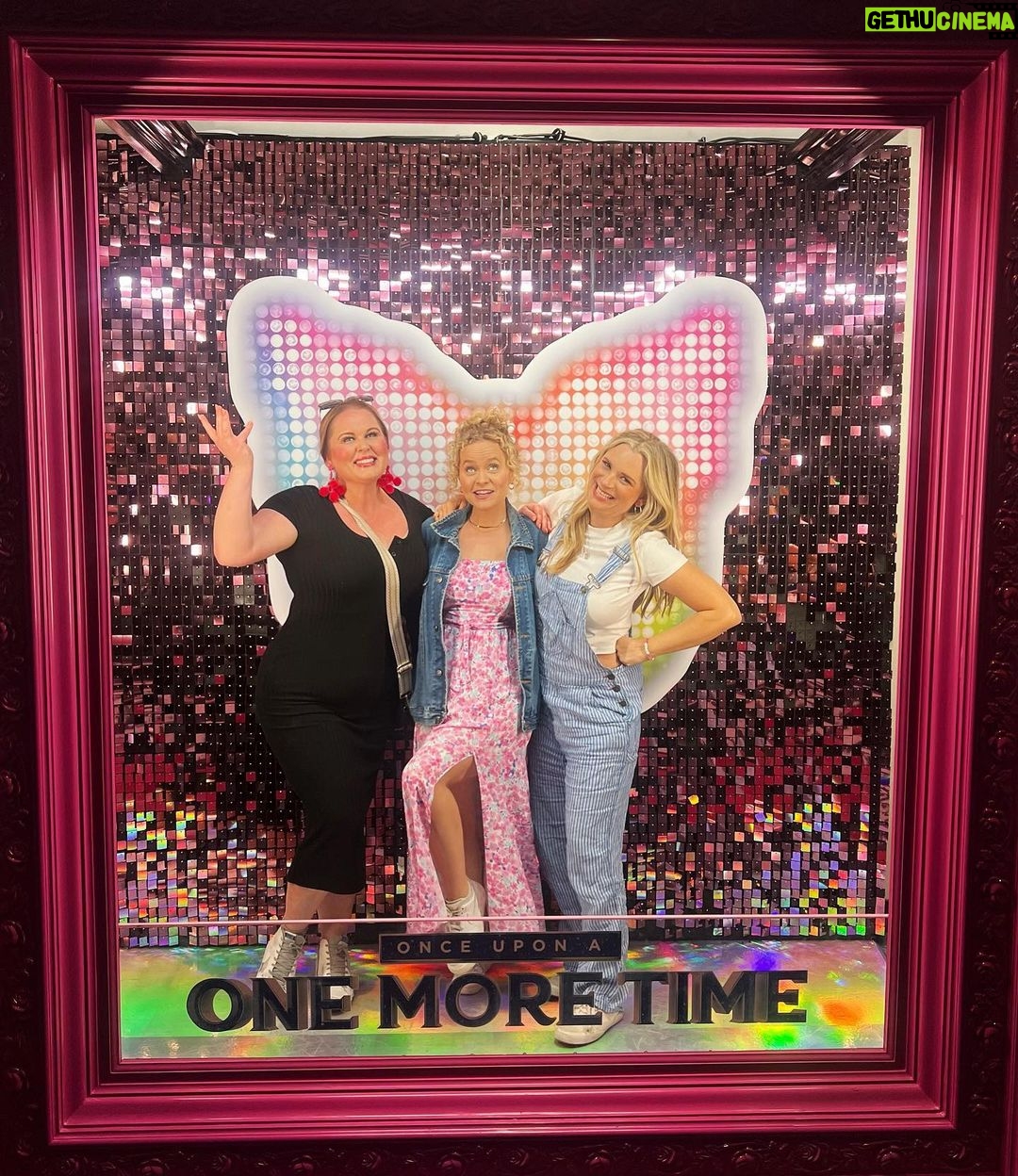 Amanda Jane Cooper Instagram - “Crazy! 🎤 I just can’t…” stop thinking about @tesssoltau and @ryahnixon in @onemoretimebway! *Hilarious* performances by these gorgeous friends. It’s “Lucky” 💁🏼♀️ that once upon a one more time we went to @cmudrama together. Love you ladies! Congratulations to @gifted2sing, @laurenzakrin, @thejennifersimard, @brigaheelan, @rysteele, @justinguarini and the whole cast!! Photos by @traceykdiebold 🪩 Once Upon a One More Time