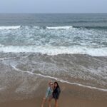 Amanda Jane Cooper Instagram - One of those 10/10 trips! 🍉 Delighted to spend a few days at @montaukyc. Amazing people, food, fire pits, pools, marina views, paddle boarding on the beach & a complimentary boat ride where we saw SO MANY SEALS! 🦭 Grateful for rest, prayer & LOLs. Also the celebration of @ale_siekmeier’s first Independence Day as an U.S. citizen! Many thanks & hoping to see you again soon @montaukyc. 🛥️ Other food favs: @rootedmtk @mavericksmontauk @robertaspizza @mobysny Jewelry by @marrincostellojewelry Montauk Yacht Club
