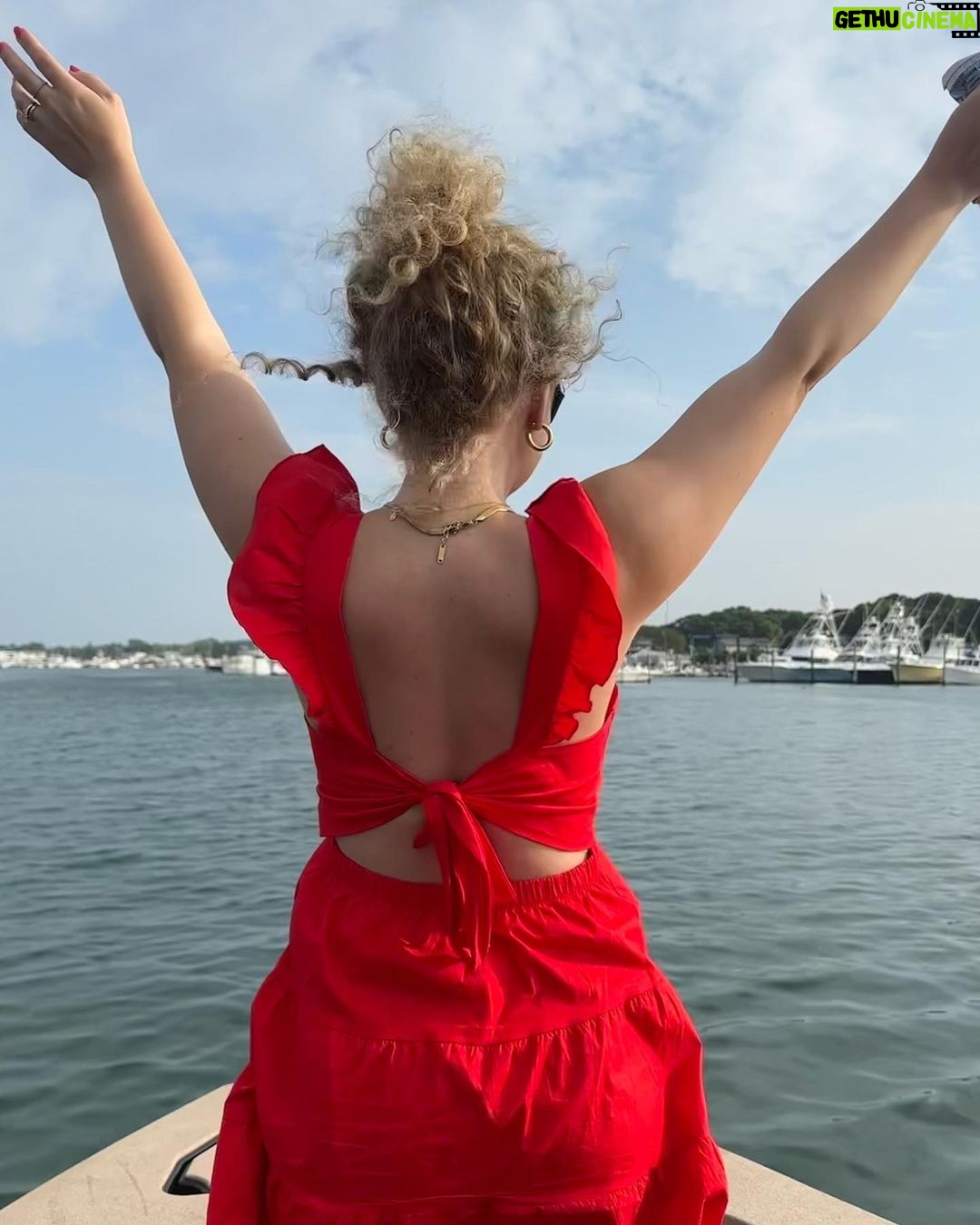 Amanda Jane Cooper Instagram - One of those 10/10 trips! 🍉 Delighted to spend a few days at @montaukyc. Amazing people, food, fire pits, pools, marina views, paddle boarding on the beach & a complimentary boat ride where we saw SO MANY SEALS! 🦭 Grateful for rest, prayer & LOLs. Also the celebration of @ale_siekmeier’s first Independence Day as an U.S. citizen! Many thanks & hoping to see you again soon @montaukyc. 🛥️ Other food favs: @rootedmtk @mavericksmontauk @robertaspizza @mobysny Jewelry by @marrincostellojewelry Montauk Yacht Club