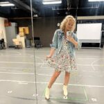 Amanda Jane Cooper Instagram - “How can I express my gratitution?” So fun to be back in Oz for a clock tick last weekend! Following the @sentmenpod @bwaycon panel on Friday, I headed to the Gershwin for the weekend as bubble-back-up where I got to witness the gorg @bekaburnham and @maryspacekate thrill us all. Be sure to get to @wicked_musical to see the amazinggggg @mckenziekurtz, @alyssajoyfox & the whole FABULOUS company. Always happy to rep #teamGlinda! 🫧 WICKED The Musical
