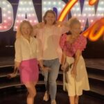 Amanda Jane Cooper Instagram - A “toss toss” with @youvegotkev and @hayley_podschun?! Thrillifying. 💁🏼‍♀️🎀🫧 @bwaycon @wickedmusical @kchenoweth @sentmenpod