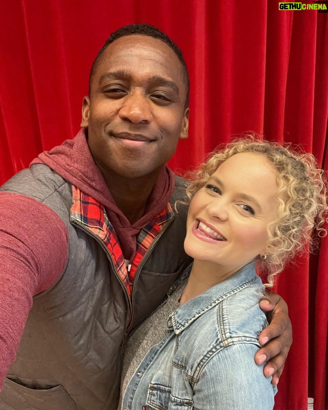 Amanda Jane Cooper Instagram - Sequin season. ✨ Reuniting with @itsjelaniremy is always a GIFT. 🎁 How incredible is his sound check of “Tomorrow”? Instant tears. What a talent to witness. Another festive concert in the books thanks to @ben_siekmeier & @serenatuomi. 🥤❄️ Jewelry by @marrincostellojewelry Maternity sequins by @nuuly Final 2 photos from March 2023 doing @inthetrenchesmusical together!
