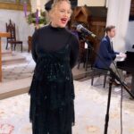 Amanda Jane Cooper Instagram - Oh that we could always see such spirit through the year. ✨ Wishing you and yours a healthy & hopeful holiday. Christmas time is here. Sound check for @cityrelief last week, video by @brandnewnyla. 🎄On the keys @elisauerkraut. 🎹 Jewels by @marrincostellojewelry. ✨ Maternity sparkles by @nuuly. 🤰🏼 New York, New York