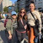 Amanda Jane Cooper Instagram - Always the best day in New York. He’s done it again! 16th marathon overall and 9th consecutive @nycmarathon. 🗽 So moved. So grateful. Way to go @andrewbellnyc. Plus bagels and boisterous cheering with @anniefdowns, @meredithtoering & MY MOM! Jewelry by @marrincostellojewelry New York, New York