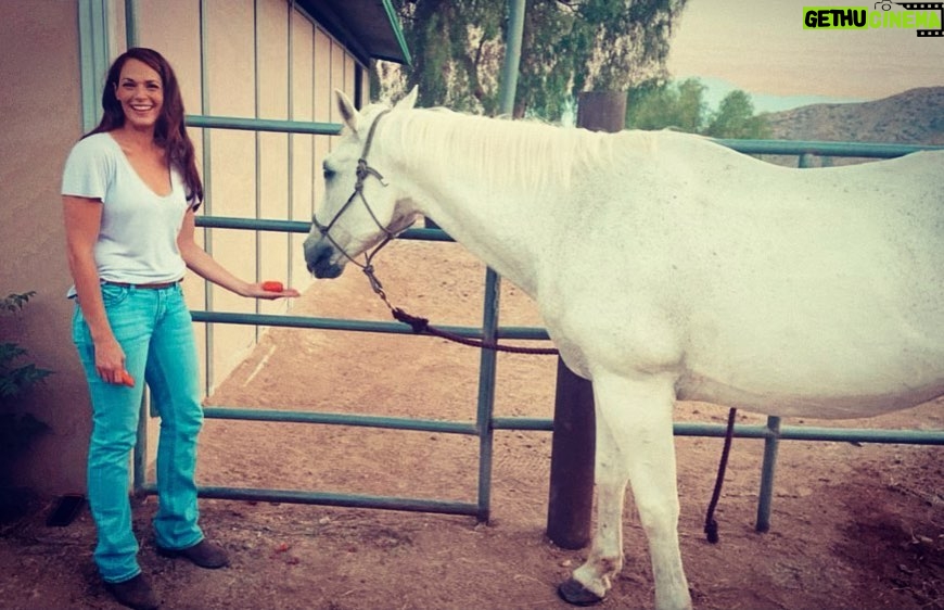 Amanda Righetti Instagram - Horsing around 🐴🥕 #setlife