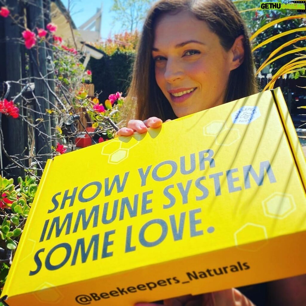 Amanda Righetti Instagram - Thanks @getlinked I’m excited to try this box of love from @beekeepers_naturals 💛